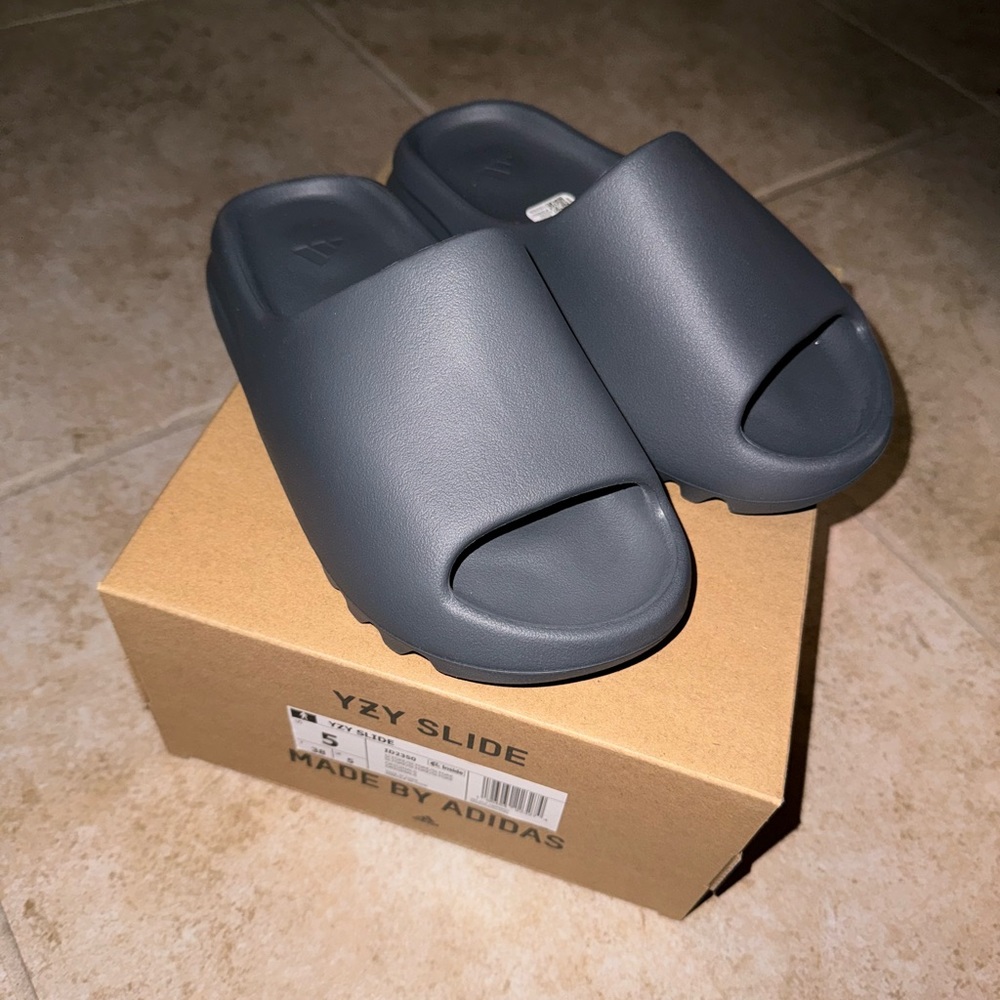 Adidas Yeezy slides “dark onyx” size 5 M